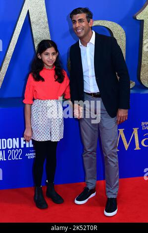 London, UK , 05/10/2022, Rishi Sunak und Tochter Anoushka Sunak kommen zu den Darstellern und Filmemacher nehmen an der Pressekonferenz des BFI London Film Festival für Roald Dahls Matilda The Musical Teil, die von Sony Picters in Kinos in ganz Großbritannien und Irland vom 25.. November bis 5.. Oktober 2022 in London, Großbritannien, veröffentlicht wurde. Stockfoto