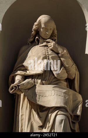 Frankreich, Var, Toulon, Bezirk Chalucet, ehemaliges Krankenhaus der Charite, Kapelle, Medienbibliothek, Fassade, Statue von Jean de Gautier Stockfoto