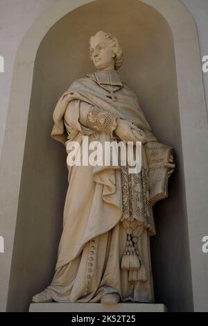 Frankreich, Var, Toulon, Bezirk Chalucet, ehemaliges Krankenhaus der Charite, Kapelle, Medienbibliothek, Fassade, Statue des Monseigneur de Chalucet Stockfoto