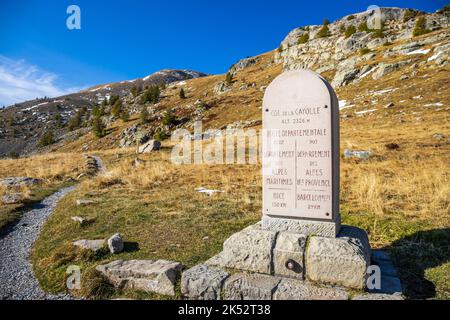 Frankreich, Alpes-de-Haute-Provence, Nationalpark Mercantour, Col de la Cayolle (2326 m) auf der Straße zu den Grandes Alpes, Grenzmarkierung der Departements b Stockfoto