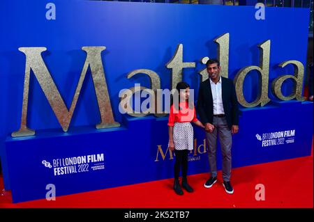 London, UK , 05/10/2022, Rishi Sunak und Tochter Anoushka Sunak kommen zu den Darstellern und Filmemacher nehmen an der Pressekonferenz des BFI London Film Festival für Roald Dahls Matilda The Musical Teil, die von Sony Picters in Kinos in ganz Großbritannien und Irland vom 25.. November bis 5.. Oktober 2022 in London, Großbritannien, veröffentlicht wurde. Stockfoto