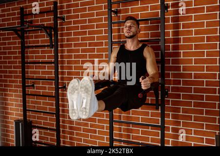 Schöner muskulöser Mann, der Sportübungen macht Stockfoto