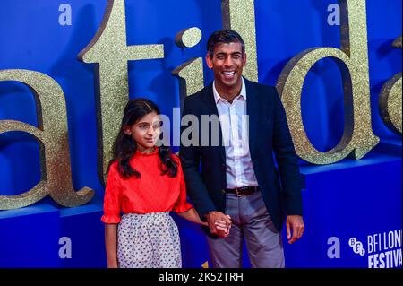 London, UK , 05/10/2022, Rishi Sunak und Tochter Anoushka Sunak kommen zu den Darstellern und Filmemacher nehmen an der Pressekonferenz des BFI London Film Festival für Roald Dahls Matilda The Musical Teil, die von Sony Picters in Kinos in ganz Großbritannien und Irland vom 25.. November bis 5.. Oktober 2022 in London, Großbritannien, veröffentlicht wurde. Stockfoto