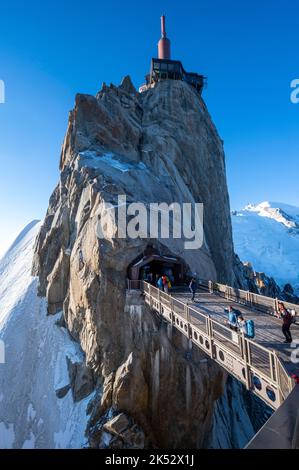 Frankreich, Haute Savoie, Mont Blanc-Massiv, Chamonix, Aiguille du Midi, Gletscherwanderung über das Vallée Blanche, Ankunftsstation der Seilbahn, die f Stockfoto