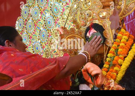 Kalkutta, Westbengalen, Indien. 5. Oktober 2022. Eine Frau führt ein Ritual mit Bananenblättern vor einem Idol der Hindu-Göttin Durga durch, während sie am letzten Tag des Durga Puja-Festivals in Kalkutta betet. (Bild: © Sudipta das/Pacific Press via ZUMA Press Wire) Stockfoto