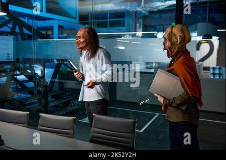 Zombie-Mitarbeiter betreten den Tagungsraum Stockfoto