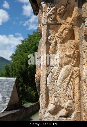 Frankreich, Haute-Garonne (31), Saint-Aventin, église romane Saint-Aventin-de-Larboust des 11e et 12e siècles, sculptures et chapiteaux historiés avec des Stockfoto