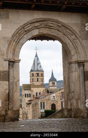 Frankreich, Saone et Loire, Maconnais, Cluny, ehemalige Abtei von Cluny und Glockenturm mit heiligem Wasser Stockfoto