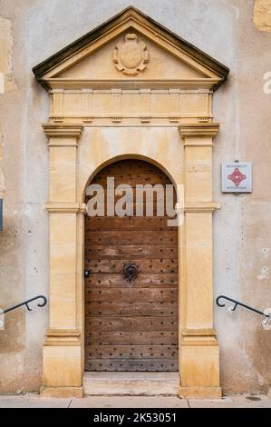 Frankreich, Saone et Loire, Maconnais, Cluny, Tür des Museums für Kunst und Archäologie Stockfoto