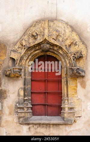 Frankreich, Saone et Loire, Maconnais, Cluny, antike Fenster des Stadtzentrums Stockfoto