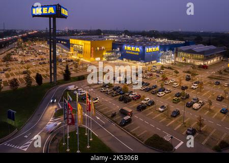 Luftaufnahme des Ikea-Einkaufshauses mit Parkplätzen, Nachtstimmung. Turin, Italien - Oktober 2022 Stockfoto