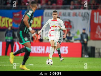 Leipzig, Deutschland. 05. Oktober 2022. Fußball: Champions League, Gruppenphase, Gruppe F, Matchday 3, RB Leipzig - Celtic. Der Leipziger Dominik Szoboszlai am Ball. Quelle: Jan Woitas/dpa/Alamy Live News Stockfoto