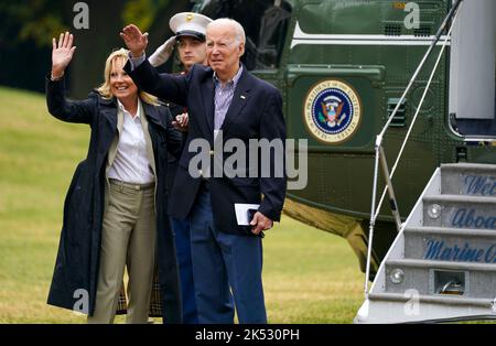 Aktuelle Maßnahmen Zur Reaktion Und Wiederherstellung. 5. Oktober 2022. Der US-Präsident Joe Biden und die First Lady Dr. Jill Biden winken den Influencern von Latina und Latino zu, die am Mittwoch, den 5. Oktober 2022, auf dem Weg nach Fort Myers, Florida, aus dem Weißen Haus in Washington, DC zu Besuch sind. Der Präsident und die First Lady werden die vom Sturm zerstörten Gebiete begutachten und anschließend eine Einweisung über die aktuellen Reaktionen und Wiederauffüllungsbemühungen erhalten. Quelle: Leigh Vogel/Pool via CNP/dpa/Alamy Live News Stockfoto