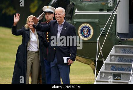 Aktuelle Maßnahmen Zur Reaktion Und Wiederherstellung. 5. Oktober 2022. Der US-Präsident Joe Biden und die First Lady Dr. Jill Biden winken den Influencern von Latina und Latino zu, die am Mittwoch, den 5. Oktober 2022, auf dem Weg nach Fort Myers, Florida, aus dem Weißen Haus in Washington, DC zu Besuch sind. Der Präsident und die First Lady werden die vom Sturm zerstörten Gebiete begutachten und anschließend eine Einweisung über die aktuellen Reaktionen und Wiederauffüllungsbemühungen erhalten. Quelle: Leigh Vogel/Pool via CNP/dpa/Alamy Live News Stockfoto