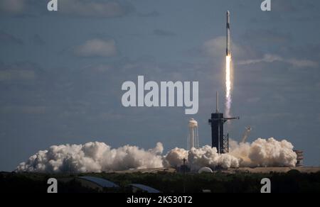 Eine SpaceX Falcon 9-Rakete, die die Crew Dragon-Sonde des Unternehmens trägt, wird auf der NASAs SpaceX Crew-5-Mission zur Internationalen Raumstation mit den NASA-Astronauten Nicole Mann und Josh Cassada, Astronaut Koichi Wakata der Japan Aerospace Exploration Agency (JAXA), gestartet. Und Roskosmos-Kosmonauten Anna Kikina an Bord, Mittwoch, 5. Oktober 2022, im NASAs Kennedy Space Center in Florida. Die Mission SpaceX Crew-5 ist die fünfte Rundungsmission der Raumsonde SpaceX Crew Dragon und der Falcon-9-Rakete zur Internationalen Raumstation im Rahmen des NASAs agencys Commercial Crew Program. Mann, Cassada, Stockfoto