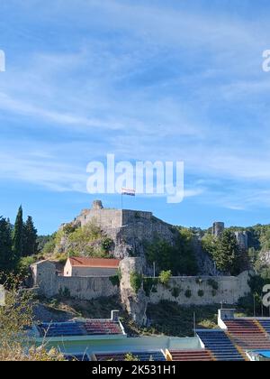 Eine vertikale Aufnahme einer Burg auf dem Hügel Stockfoto