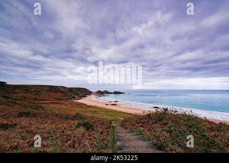 Frankreich, Côtes d'Armor, Côte de Penthièvre, Erquy, Grand Site von Frankreich Cap d'Erquy - Cap Fréhel, Lourtuais Strand, Wandern auf dem GR 34 Fernwanderweg pa Stockfoto