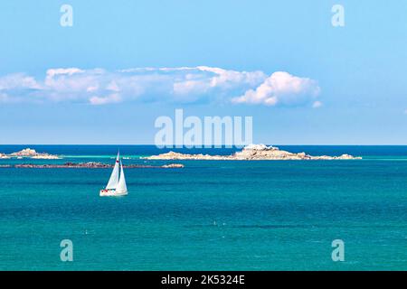 Frankreich, Côtes-d'Armor, Côte de Penthièvre, Erquy, Grand Site von Frankreich Cap d'Erquy â €“ Cap Fréhel, Lourtuais Strand, Segelboot Segeln auf dem Meer Stockfoto