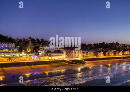 Frankreich, Côtes d'Armor, Côte de Penthièvre, Pléneuf Val André, Strand Val André, Person, die auf der Promenade de la Digue läuft, im Hintergrund die Casi Stockfoto