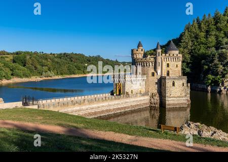 Frankreich, Pays de la Loire, Saint Priest la Roche, Chateau de La Roche an der Loire und Villarest See Stockfoto