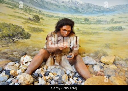 Frankreich, Pyrenäen Orientales, Tautavel, Tautavel Museum der Vorgeschichte, Nachbildung prähistorischer Menschen prähistorischer Männer (Homo heidelbergensis) aus der Vergangenheit Stockfoto