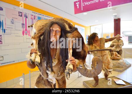 Frankreich, Pyrenäen Orientales, Tautavel, Tautavel-Vorgeschichtliches Museum, Eingangshalle mit Statuen prähistorischer Männer (Homo heidelbergensis) aus dem Jahr 50 Stockfoto