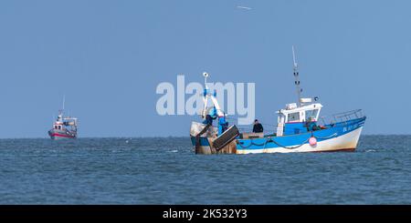 Frankreich, Somme, Baie de Somme, Le Hourdel, die Fischer von Le Hourdel betreten und verlassen den Hafen bei Flut Stockfoto