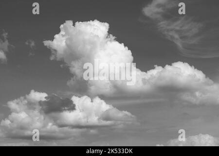 Eine Graustufe dichter Wolken am Himmel Stockfoto
