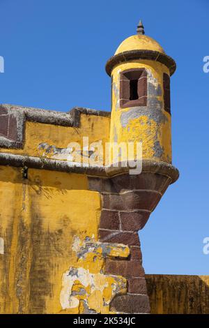 Portugal, Madeira, Funchal, Fort Sao Tiago und das Museum für zeitgenössische Kunst am Meer Stockfoto