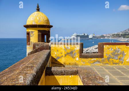 Portugal, Madeira, Funchal, Fort Sao Tiago und das Museum für zeitgenössische Kunst am Meer Stockfoto