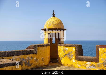 Portugal, Madeira, Funchal, Fort Sao Tiago und das Museum für zeitgenössische Kunst am Meer Stockfoto