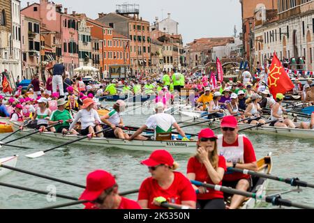 Italien, Venedig, die von der UNESCO zum Weltkulturerbe erklärt wurde, La Vogalonga ist eine 32 km lange Ruderregatta, bei der rund 1.800 Boote und 8.000 Ruderer teilnehmen Stockfoto