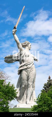 Wolgograd, Russland - 17 2022. Mai: Vorderansicht der Statue "das Vaterland ruft" nach der Restaurierung auf dem Mamaev-Hügel Stockfoto