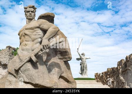 1. Mai 2020, Wolgograd, Russland. Platz für diejenigen, die zu Tode gekämpft haben, und Statue des Mutterlandes Callson auf dem Mamaev-Hügel Stockfoto