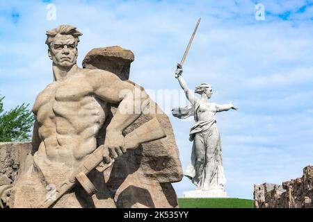 1. Mai 2020, Wolgograd, Russland. Platz für diejenigen, die zu Tode gekämpft haben, und Statue des Mutterlandes Callson auf dem Mamaev-Hügel Stockfoto