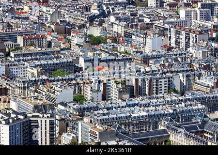 Frankreich, Paris, Blick von oben auf Paris von der Aussichtsplattform des Montparnasse-Turms, Blick auf die Dächer der Haussmann-Gebäude Stockfoto