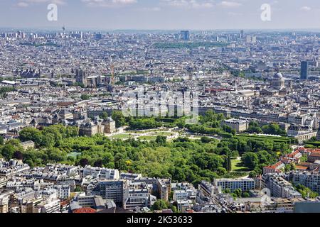 Frankreich, Paris, erhöhte Ansicht von Paris von der Aussichtsplattform des Montparnasse-Turms, dem Jardin du Luxembourg und dem Senatspalast, dem Panth Stockfoto