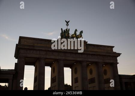 Berlin, Deutschland. 05. Oktober 2022. Das Brandenburger Tor in Berlin bei Sonnenuntergang am 5. Oktober 2022. (Foto: Michael Kuenne/PRESSCOV/Sipa USA) Quelle: SIPA USA/Alamy Live News Stockfoto