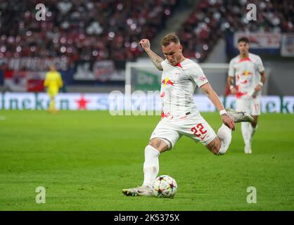 Leipzig, Deutschland. 05. Oktober 2022. Fußball: Champions League, Gruppenphase, Gruppe F, Matchday 3, RB Leipzig - Celtic. Der Leipziger David Raum am Ball. Quelle: Jan Woitas/dpa/Alamy Live News Stockfoto