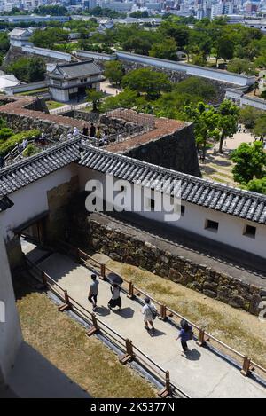 Blick von der Skyline der Stadt vom Himeji Castle (Himejijō), auch bekannt als White Heron Castle, ist Japans besterhaltenes Feudalschloss Stockfoto