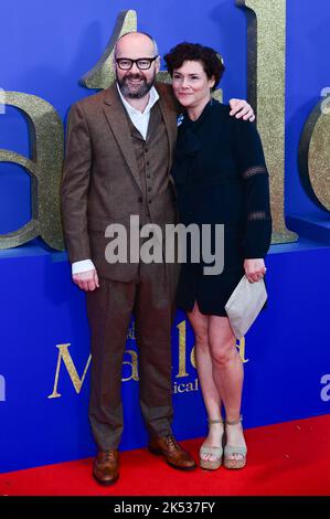 London, UK , 05/10/2022, Dennis Kelly und seine Frau kommen zu den Darstellern und Filmemacher nehmen an der Pressekonferenz des BFI London Film Festival für Roald Dahls Matilda The Musical Teil, die von Sony Picters in Kinos in ganz Großbritannien und Irland vom 25.. November bis 5.. Oktober 2022 in London, Großbritannien, veröffentlicht wurde. Stockfoto