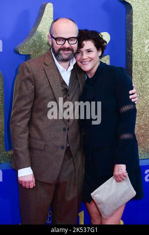 London, UK , 05/10/2022, Dennis Kelly und seine Frau kommen zu den Darstellern und Filmemacher nehmen an der Pressekonferenz des BFI London Film Festival für Roald Dahls Matilda The Musical Teil, die von Sony Picters in Kinos in ganz Großbritannien und Irland vom 25.. November bis 5.. Oktober 2022 in London, Großbritannien, veröffentlicht wurde. Stockfoto