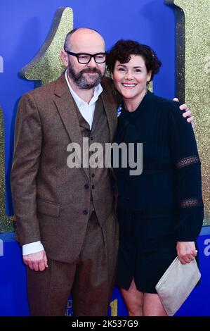 London, UK , 05/10/2022, Dennis Kelly und seine Frau kommen zu den Darstellern und Filmemacher nehmen an der Pressekonferenz des BFI London Film Festival für Roald Dahls Matilda The Musical Teil, die von Sony Picters in Kinos in ganz Großbritannien und Irland vom 25.. November bis 5.. Oktober 2022 in London, Großbritannien, veröffentlicht wurde. Stockfoto