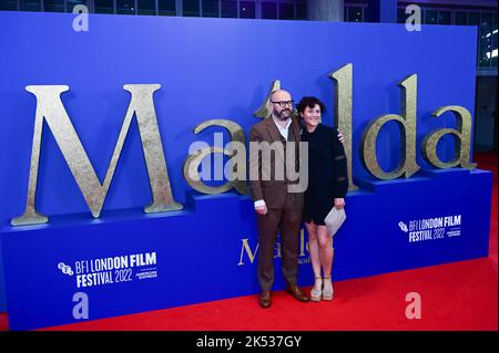 London, UK , 05/10/2022, Dennis Kelly und seine Frau kommen zu den Darstellern und Filmemacher nehmen an der Pressekonferenz des BFI London Film Festival für Roald Dahls Matilda The Musical Teil, die von Sony Picters in Kinos in ganz Großbritannien und Irland vom 25.. November bis 5.. Oktober 2022 in London, Großbritannien, veröffentlicht wurde. Stockfoto