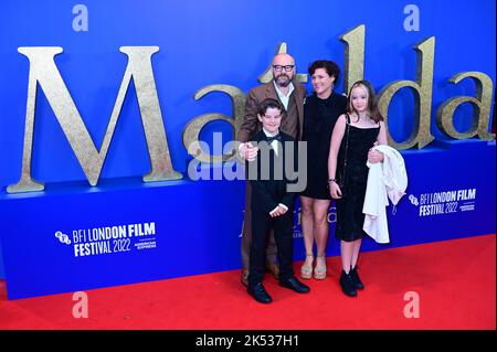 London, UK , 05/10/2022, Dennis Kelly und Familie kommen zu den Darstellern und Filmemacher besuchen die Pressekonferenz des BFI London Film Festival für Roald Dahls Matilda The Musical, das von Sony Picters in Kinos in ganz Großbritannien und Irland vom 25.. November bis 5.. Oktober 2022 in London, Großbritannien, veröffentlicht wurde. Stockfoto