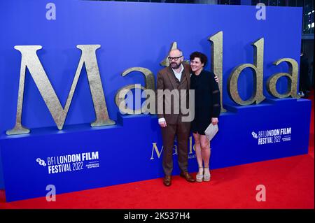 London, UK , 05/10/2022, Dennis Kelly und seine Frau kommen zu den Darstellern und Filmemacher nehmen an der Pressekonferenz des BFI London Film Festival für Roald Dahls Matilda The Musical Teil, die von Sony Picters in Kinos in ganz Großbritannien und Irland vom 25.. November bis 5.. Oktober 2022 in London, Großbritannien, veröffentlicht wurde. Stockfoto