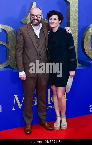 London, UK , 05/10/2022, Dennis Kelly und seine Frau kommen zu den Darstellern und Filmemacher nehmen an der Pressekonferenz des BFI London Film Festival für Roald Dahls Matilda The Musical Teil, die von Sony Picters in Kinos in ganz Großbritannien und Irland vom 25.. November bis 5.. Oktober 2022 in London, Großbritannien, veröffentlicht wurde. Stockfoto