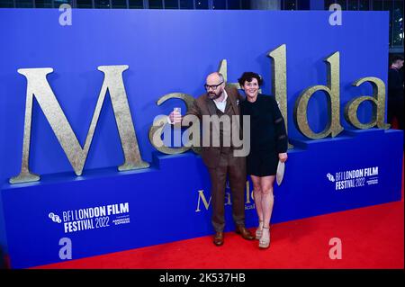 London, UK , 05/10/2022, Dennis Kelly und seine Frau kommen zu den Darstellern und Filmemacher nehmen an der Pressekonferenz des BFI London Film Festival für Roald Dahls Matilda The Musical Teil, die von Sony Picters in Kinos in ganz Großbritannien und Irland vom 25.. November bis 5.. Oktober 2022 in London, Großbritannien, veröffentlicht wurde. Stockfoto