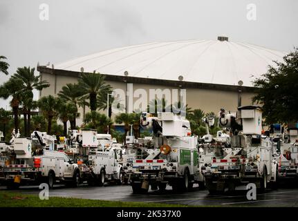 St. Petersburg, USA. 28. September 2022. Duke Energy Trucks werden auf dem Parkplatz am Tropicana Field in Vorbereitung auf den Orkane Ian am Mittwoch, den 28. September 2022, in St. Petersburg, Florida, veranstaltet. (Foto von Dirk Shadd/Tampa Bay Times/TNS/Sipa USA) Quelle: SIPA USA/Alamy Live News Stockfoto