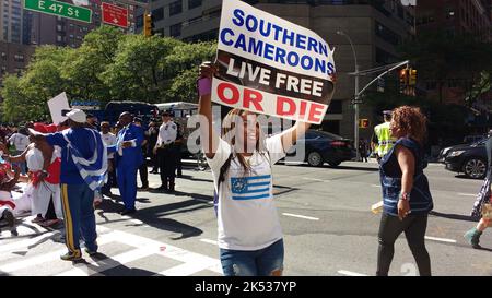 New York City, New York, USA - 22 2017. September: Von den Vereinten Nationen hält ein Demonstrator ein Schild mit der Aufschrift: „Südkameruner leben frei oder sterben“. Stockfoto